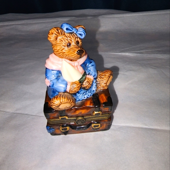 Bearware Pottery Momma Bear on Trunk with Baby - Picture 1 of 10